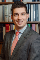 Dr. Máté Pétervári